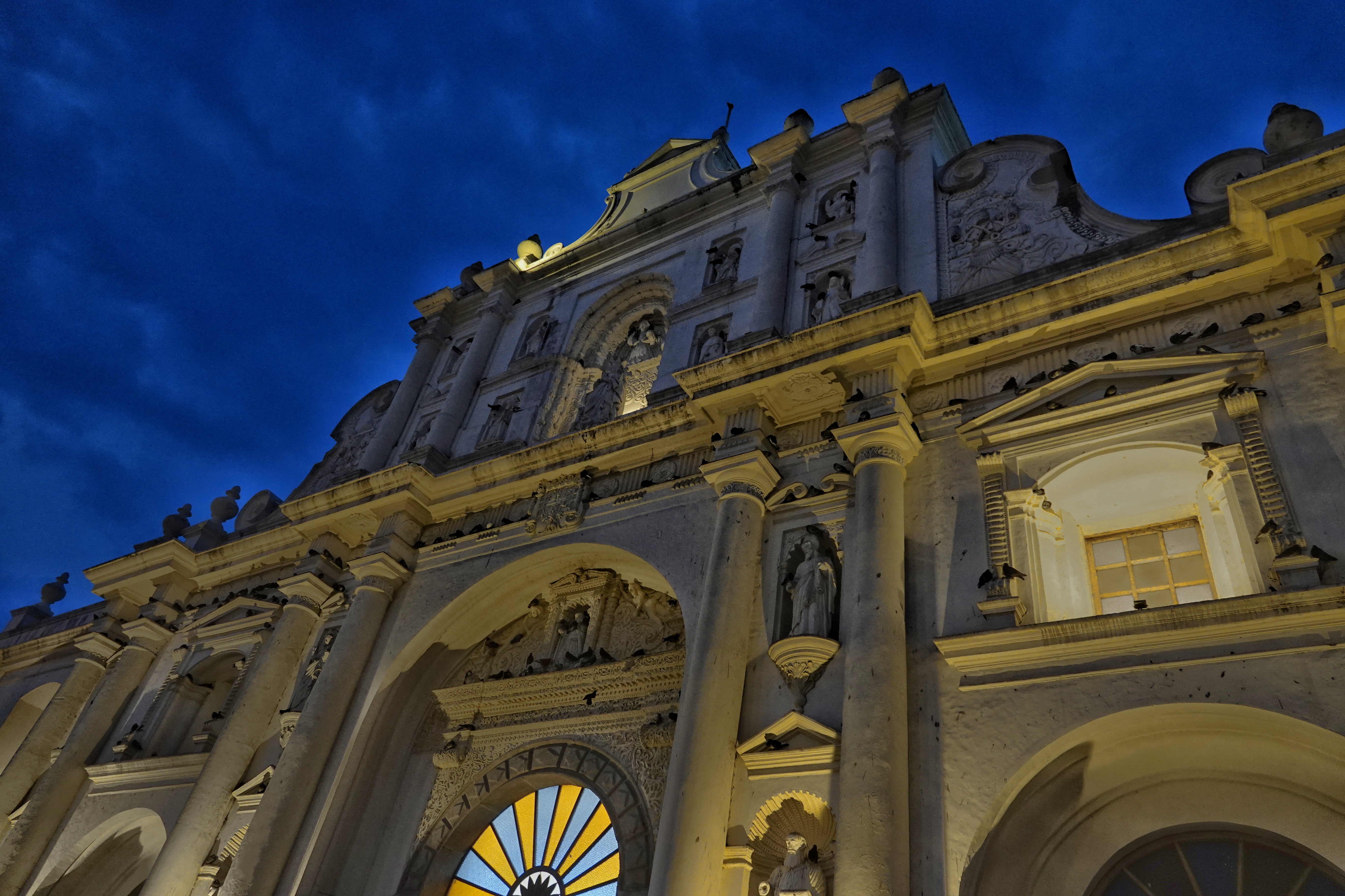 Façade éclairée à Antigua